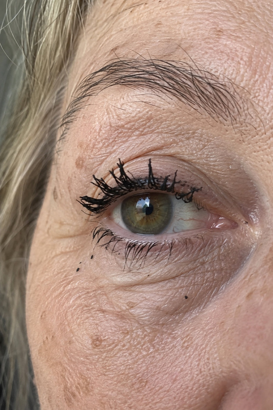 Thin lashes glue into clumps